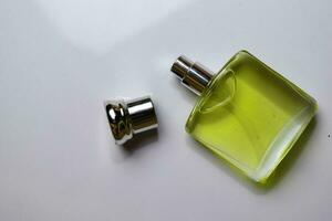 perfume botellas aislado en blanco antecedentes foto