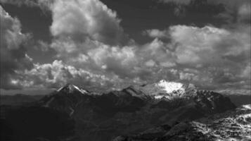 noir et blanc laps de temps de paysage avec montagnes et des nuages video