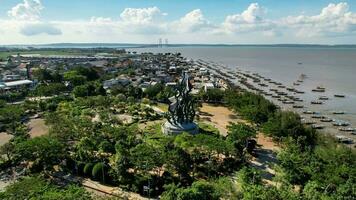 aéreo ver de el un gigante tiburón y cocodrilo estatua como un símbolo de el ciudad de surabaya. un punto de referencia o Monumento como un icono de surabaya ciudad. este Java, Indonesia, agosto 28, 2022 foto