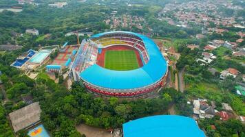 aéreo ver de el hermosa paisaje de jatidiri estadio. con semarang paisaje urbano antecedentes. semarang, Indonesia, diciembre 6, 2021 foto