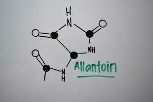 alantoína o llamado 5-uredohidantoína molécula escribir en el blanco tablero. estructural químico fórmula. educación concepto foto