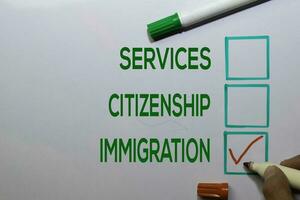 servicios. ciudadanía, inmigración con rojo Lista de Verificación escribir en blanco tablero antecedentes. foto