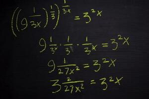 cerca arriba matemáticas fórmulas escrito en un pizarra. educación concepto foto