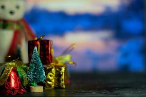 cerca arriba decoración monigote de nieve y Navidad árbol aislado en bokeh antecedentes. selectivo atención en Navidad árbol foto