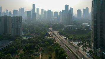 aéreo ver de el nuevo verde urbano paisaje en el ciudad. con ruido nube. Jacarta, Indonesia, juni 23, 2022 foto