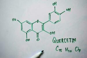 quercetina molécula escrito en el blanco tablero. estructural químico fórmula. educación concepto foto