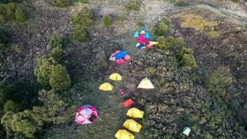 aéreo ver de belleza montaña picos prau dieng, central Java y el escaladores y carpa. wonosobo, Indonesia foto