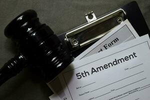 5to enmienda texto en documento y mazo aislado en oficina escritorio. ley concepto foto
