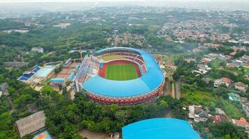 aéreo ver de el hermosa paisaje de jatidiri estadio. con semarang paisaje urbano antecedentes. semarang, Indonesia, diciembre 6, 2021 foto
