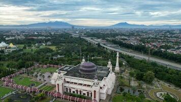 aéreo ver de a estaño grandioso mezquita, dónde esta mezquita es el mas grande mezquita en Indonesia cuales es situado en este Jacarta con montaña vista. Jacarta, Indonesia, marzo 8, 2022 foto