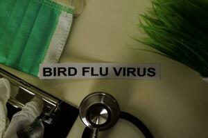 pájaro gripe virus con inspiración y cuidado de la salud médico concepto en escritorio antecedentes foto