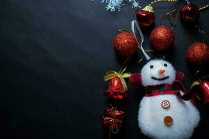 decorativo Navidad y monigote de nieve aislado en negro antecedentes foto