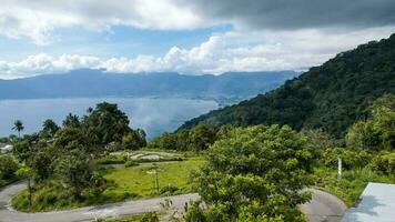 aéreo ver de panorama de maninjau lago Oeste Sumatra, danau maninjau. Sumatra, Indonesia, enero 24, 2023 foto