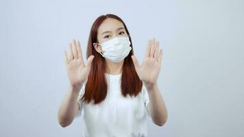 asiatisch Frauen sollte tragen ein Weiß Shirt, Jeans, Nein Gesicht Maske, tun nicht eingeben das Firmengelände. video