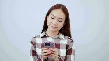 asiatico ragazze chat attraverso queste sociale media applicazioni. video