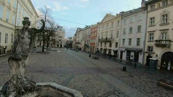fpv Drohne fliegt um das rynok Quadrat, Lemberg, Ukraine. leeren Straßen ohne Personen. Antenne Aussicht von das historisch Center von Lemberg, unesco kulturell Erbe video