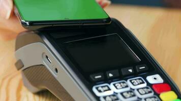 mobil betalning. kontaktlös betalning med din smartphone med grön mock-up skärm. trådlös betalning begrepp. video