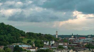 Zeitraffer von das schwebend Wolken Über das historisch Center von Lemberg, Ukraine video