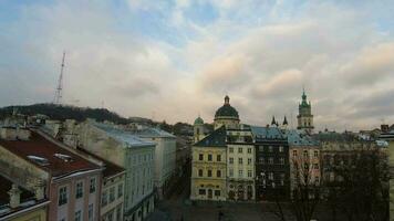 fpv Drönare flugor runt om de rynok fyrkant, lviv, ukraina. tömma gator utan människor. antenn se av de historisk Centrum av lviv, unescos kulturell arv video