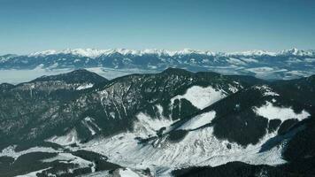 Antenne Aussicht von das schneebedeckt hoch tatras Berge im klar Wetter. Slowakei, Chopok video