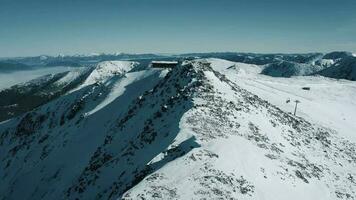 aérien vue de le neigeux haute tatras montagnes dans clair temps. slovaquie, chopok video