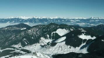 aérien vue de le neigeux haute tatras montagnes dans clair temps. slovaquie, chopok video