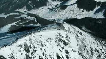 aéreo ver de el Nevado alto tatras montañas en claro clima. Eslovaquia, chopok video