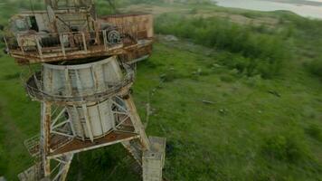 fpv zangão faz poder ciclo por aí a abandonado enorme escadas rolantes. video