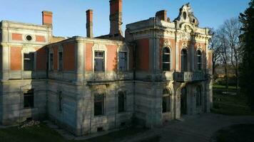 aéreo Visão do a ruínas do tartakivsky castelo e a panorama em volta, lviv região, Ucrânia. Palácio do potocki, lanzkronronski video