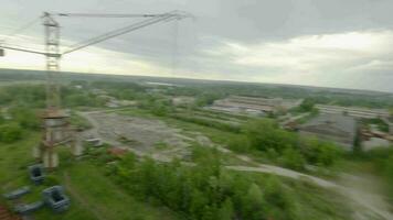 fpv dar maakt macht lus in de omgeving van de verlaten reusachtig roltrappen. video