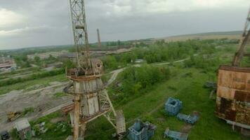 fpv drone fait du Puissance boucle autour le abandonné énorme escaliers mécaniques. video