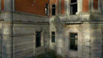 aérien vue de le ruines de tartakivsky Château et le paysage autour, lviv région, Ukraine. palais de potocki, lanzkronronski video