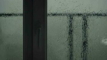 lourd pluie verse vers le bas le meubles sur le balcon ou terrasse. gouttes courir vers le bas le verre de le clôture video