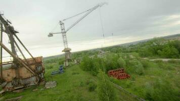 fpv dar maakt macht lus in de omgeving van de verlaten reusachtig roltrappen. video