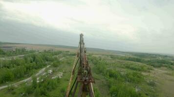 fpv drone fait du Puissance boucle autour le abandonné énorme escaliers mécaniques. video