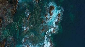 volador encima el nubes terminado el isla de tenerife - un ver de el asentamientos y el teide volcán. canario islas video