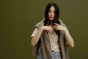 bonito mujer en invierno suéter Moda productos cosméticos ropa verde antecedentes foto