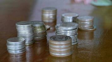 mains de une pauvres rural Jeune garçon compte pièces de monnaie sur une en bois tableau, dans un économique ralentissement comme aujourd'hui, économie argent est un important matière cette devrait ne pas être négligé., des économies concept video