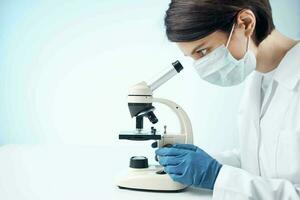 mujer en blanco Saco microscopio Ciencias trabajo profesionales foto
