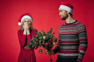 hombre y mujer Navidad árbol juguetes decoración fiesta foto