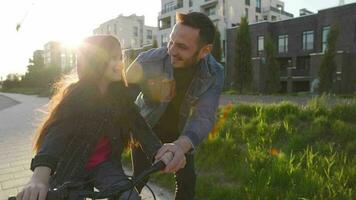 pappa är undervisning dotter på vilket sätt till rida cykel på solnedgång video