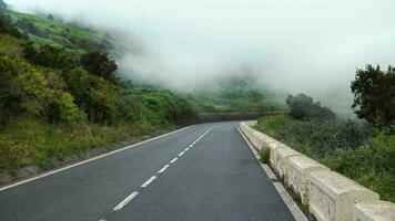 ver de el montaña la carretera en el nubes video