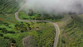 en volant par le des nuages plus de une vide Montagne route entouré par vert végétation video