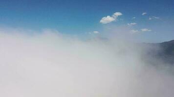 vôo acima a nuvens sobre a ilha do tenerife - uma Visão do a assentamentos e a teide vulcão. canário ilhas video