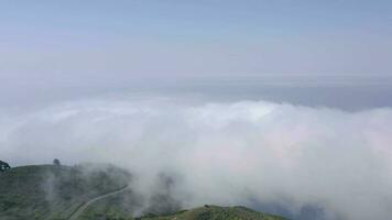 vliegend bovenstaand de wolken over- de eiland van Tenerife - een visie van de nederzettingen en de teide vulkaan. kanarie eilanden video