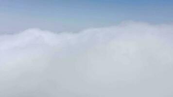 fliegend über das Wolken Über das Insel von Tenerife - - ein Aussicht von das Siedlungen und das teide Vulkan. Kanarienvogel Inseln video