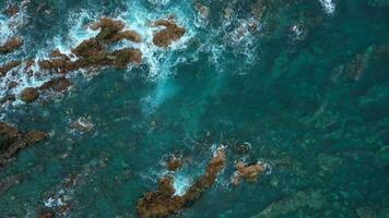 parte superior ver de el superficie de el atlántico Oceano con rocas saliente desde el agua apagado el costa de el isla de tenerife, canario islas, España. video