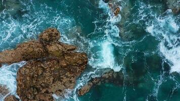 top visie van de oppervlakte van de atlantic oceaan met rotsen uitstekend van de water uit de kust van de eiland van tenerife, kanarie eilanden, Spanje. video