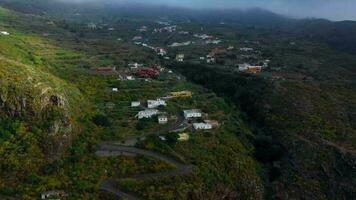 Antenne Aussicht von das Oberfläche von das Insel von Tenerife - - Berg Dorf, Wicklung Straße, felsig Wüste Landschaft. Kanarienvogel Inseln, Spanien video