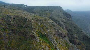 antenn se av de yta av de ö av tenerife - berg by, lindning väg, klippig öken- landskap. kanariefågel öar, Spanien video